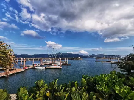 Guanhai Dolphin Seaview Holiday Apartment Отели рядом с достопримечательностью «Shili Yintan (Shili Silver Beach)»