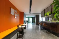 Baiguan Hotel (Jingmen Zhongtian Street. Yintai City Store) - 3성급