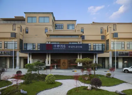 QIANNA HOTEL(Fugou High-Speed Rail South Station Artificial Lake)