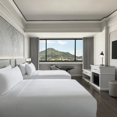 Courtyard by Marriott Phuket Town Отели рядом с достопримечательностью «Порт Ратсада»