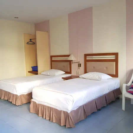 Casa Holiday Hotel Отели рядом с достопримечательностью «Big C  Питсанулок»