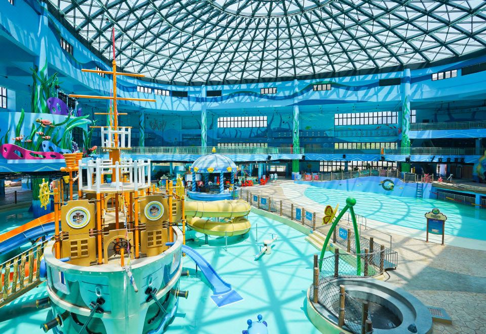 스코브 리버 리조트의 넓고 웅장한 로비 전경