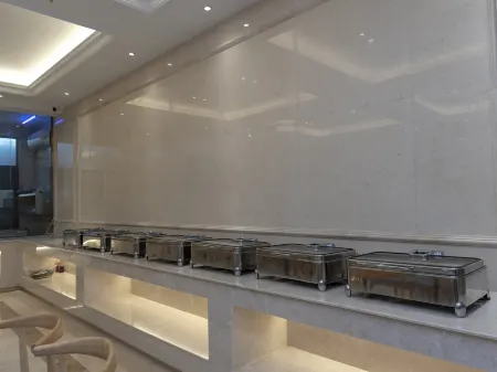 Vienna Hotel Zhengzhou Nanyang Road xinglongpu subway station Отели рядом с достопримечательностью «Henan College Computer Numerical Control， Kinmen and Matsu Branch»