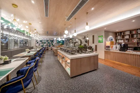 Xike Hotel (Central Hospital East Hospital Pingqiao Century Plaza Branch) Отели рядом со станцией Xinyang East Railway Station