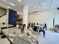 QUEEN CAFE HOTEL & PUB - 3-Star