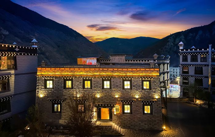 Daocheng Yading Shangri-La Town Four Seasons Lotus Inn