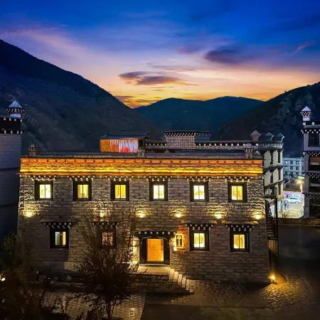 Daocheng Yading Shangri-La Town Four Seasons Lotus Inn