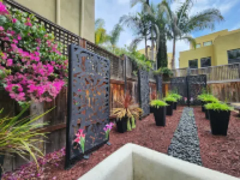 Somerset Hotel Các khách sạn gần Trung tâm khoa học Reuben H Fleet