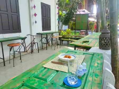 Lotus Corner - Heritage B&B Отели рядом с достопримечательностью «Старый квартал Луанг Прабанг»