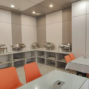 Jun Tang Lizhi Hotel (Gushi Chen Yuanguang Avenue People's Government Branch)