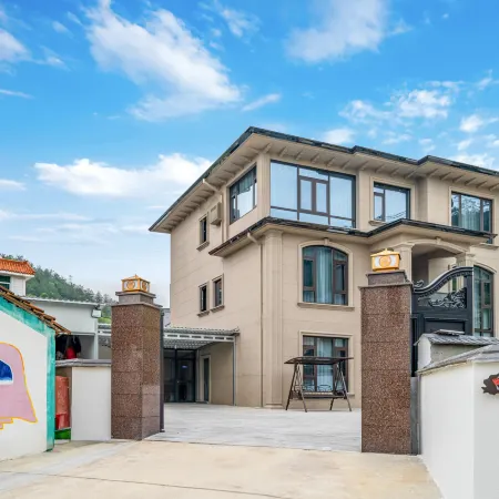 Zeheng Boshe Homestay Отели рядом с достопримечательностью «Руан Ши Цзинь Бич»