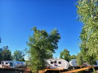 jinghe silk road rv campsite โรงแรมในจิงเหอ