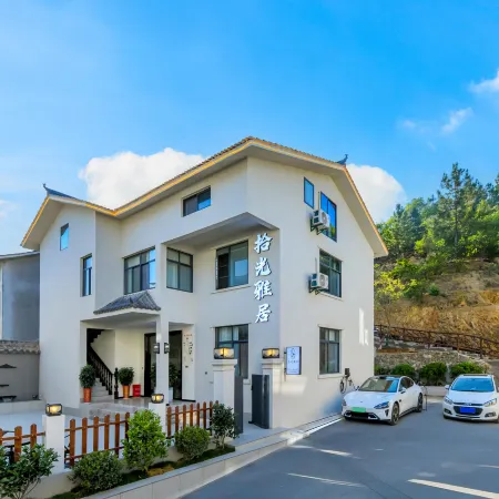 Wudangshan Shiguang Yaju Homestay (Wudangshan Scenic Area Ticket Office)