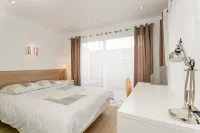 Résidence Meublée Le Relais Amélie (Apart-hotel) Hôtels à proximité de : Zenpark - Parking Clamart - Mairie de Clamart - Stade Hunebelle