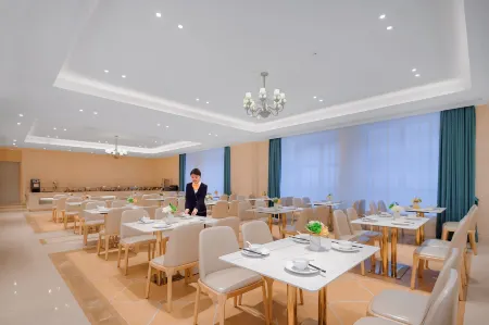 Vienna International Hotel (Causeway Bay Plaza Honggutan Center Nanchang) Отели рядом с достопримечательностью «East China Institute of Technology Fenglin Campus»