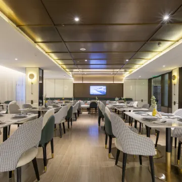 Atour Hotel (Guilin Two Rivers and Four Lakes Elephant Trunk Hill) Отели рядом с достопримечательностью «Парк Fuboshan»