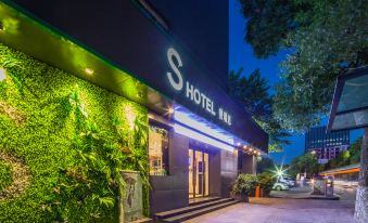 Pris S Hotel (Bayi Square Ding Highway South Subway Station)