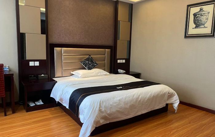 Huating Qianhe Hotel