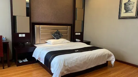Huating Qianhe Hotel in Хуаин