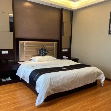Huating Qianhe Hotel