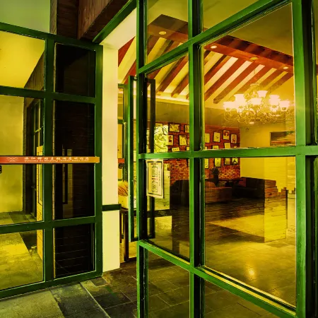 Binjiang Yizhan Hotel