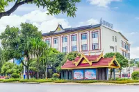 Lavande Hotels Mangshi square downtown store Hotels near Dehong Dai and Jingpo Autonomous Prefecture Sports Center - Swimming Pool