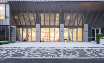 Bosideng Executive Apartment (Shenzhen Bantian Metro Station Wanzhi Building)