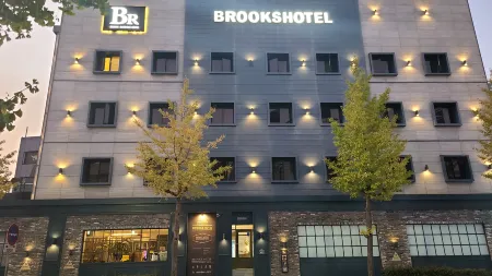 Brooks Hotel Tongyeong Отели в г. Тхонъён