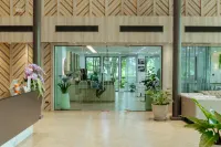 RUS Hotel & Convention Hotels in Uthai District