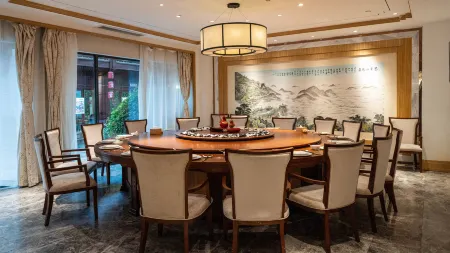 Qiyunshan Yuehua Resort Hotel Отели рядом с достопримечательностью «Huangshan Panda Ecological Paradise»