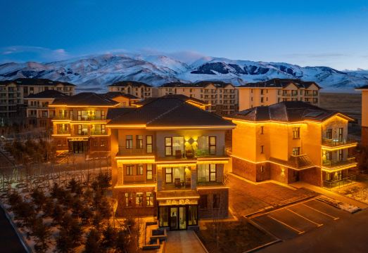 赛里木湖望山庐舍民宿外景图