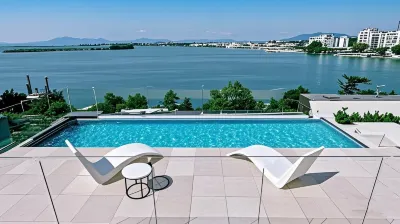 Tingfeng Lakeview Swimming Pool Vacation Boutique Stay (Baitengtou Seafood Market) Hotels in Doumen passenger station