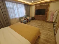 The translation would be: Pumi Hepanshan She Inn (Tengchong Heshun Branch) - ที่มีบาร์