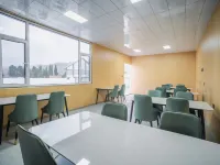 Colorful Danxia Mountain View Meiju Hotel