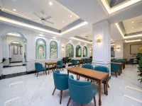 Xishuangbanna Parisian Riverview Light Luxury Hotel (Gaozhuang Xishuangjing Xingguang Night Market)