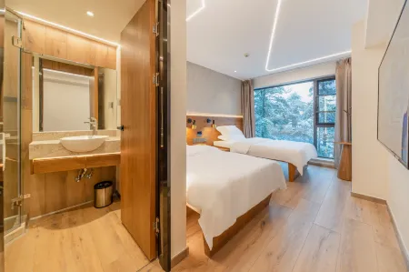 Jinding Xinxin Hotel Отели рядом с достопримечательностью «Jiulao Cave»