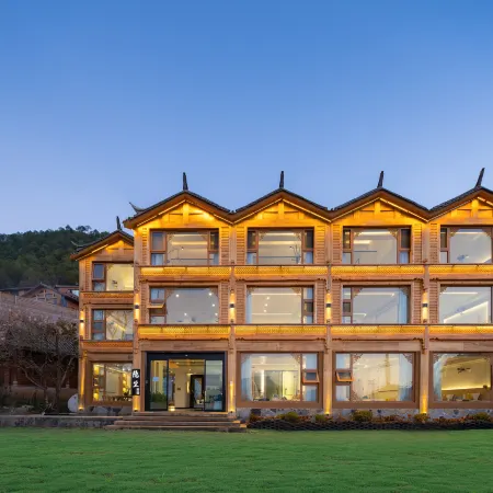 Crypto-bamboo Lakeview hotel of Lugu Lake