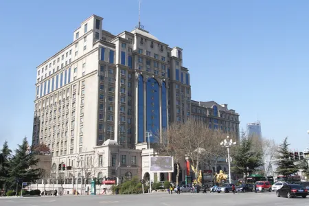 Hailian Water World Hotel (Sanmenxia Wanda Plaza) Отели рядом с достопримечательностью «Huanghe Forest Park»