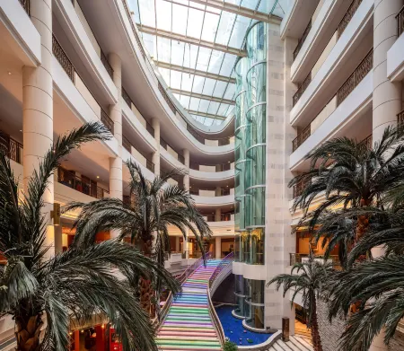 Palace Hotels (Chongqing Nanbin Road Holy Land Hot Spring Branch) Отели рядом с достопримечательностью «Chongqing University of Commerce and Industry (Lanhuahu Campus)»