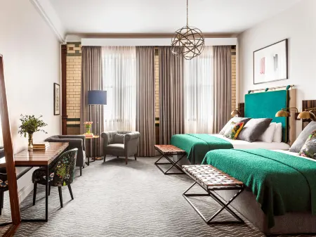 Kimpton Clocktower Hotel Отели рядом с достопримечательностью «Библиотека Портико»