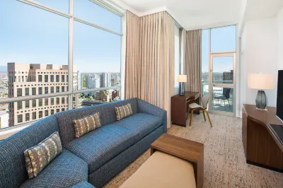 Hilton Vancouver Downtown Hotel dekat Library Square Public House
