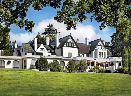 Hilton Cobham Отели в г. Кобем