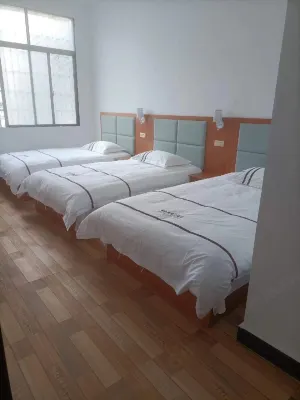 Sandu Xuehua Lake B&B