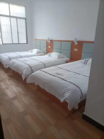 Sandu Xuehua Lake B&B