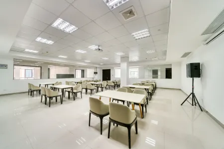 Socks Hotel (Zhuji Datang Socks City Store) Отели рядом с достопримечательностью «Wuxie Scenic Spot»