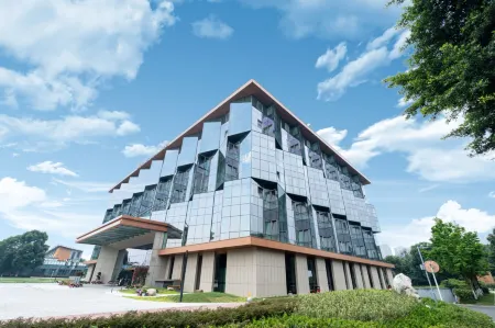 Tianfu Health Sports Hotel Отели рядом с достопримечательностью «Heidi and the garden of the dragonfly»