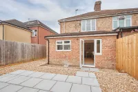 Elfleda Stay - Modern 5 Bedroom House with Parking - Bungalows