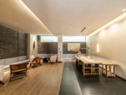 伴山墨語ホテル(四姑娘山双橋溝景区) 小金のホテル