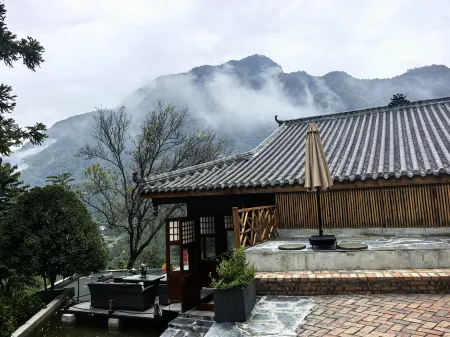 Pingwu Xulan Yunjian Homestay Отели рядом с достопримечательностью «Plum Garden, Plum Forest, Pingtong Town»