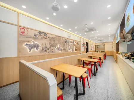 EZZI HOTEL Отели рядом с достопримечательностью «Guanshan Park in Holland Style»